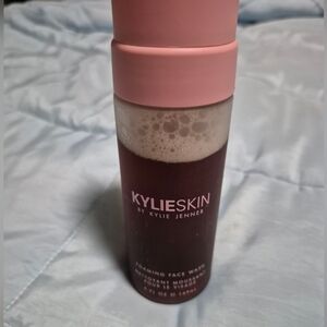KYLIE SKIN Foaming Face Wash